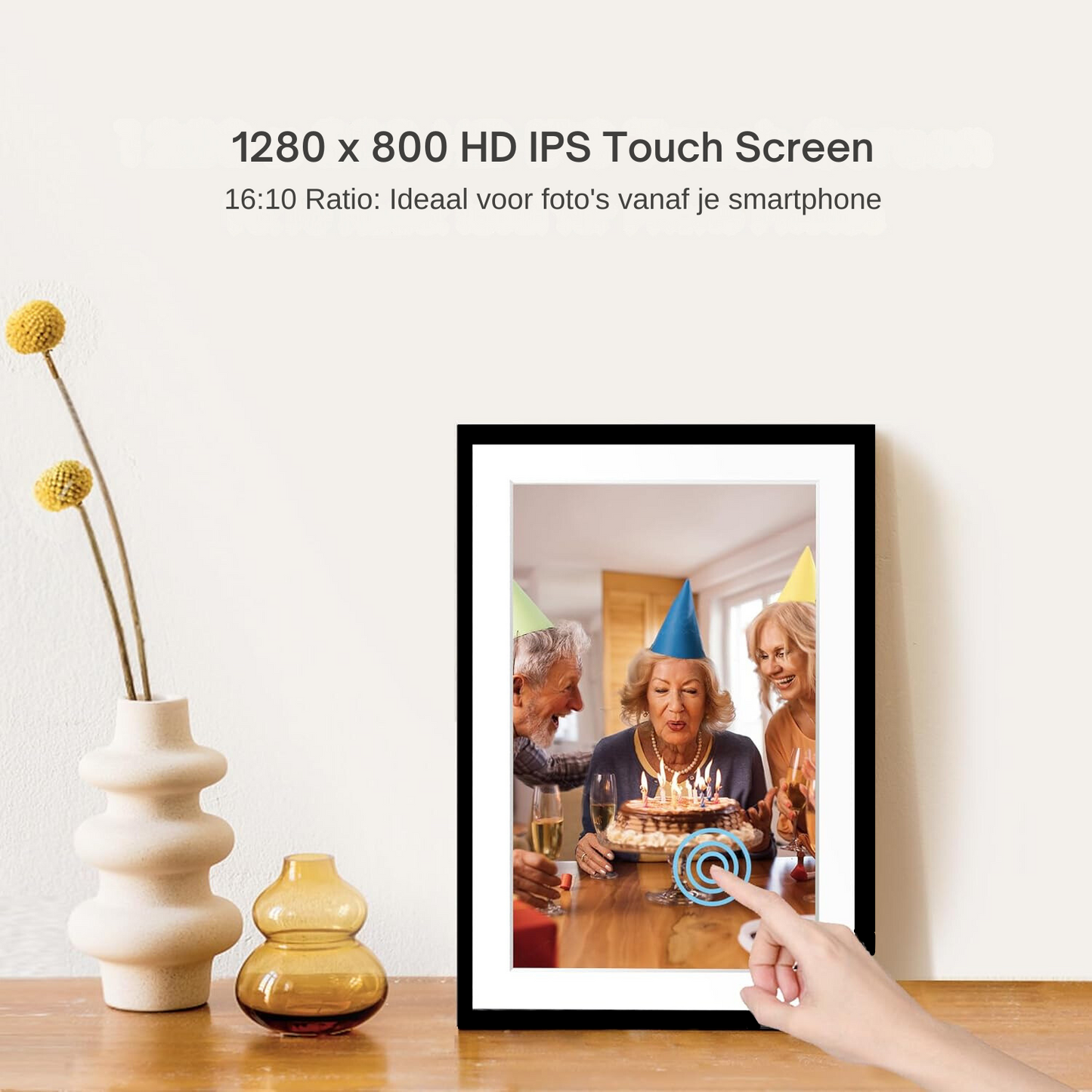 HomeTogether Digitale Fotolijst 10.1 inch - 27 cm breed - 19 cm hoog - Full HD - Frameo App Gratis of Betaald - Prachtige kwaliteit - WiFi - 32GB - IPS Touchscreen